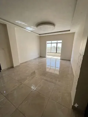 شقة تجارية مساحة 135 3 بلكون. بمجمع تجاري صالحة لعيادات و مكاتب تجارية.