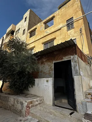 عماره للبيع مكونه من طابقين وقريبه من كل شي ع طريق الحزام
