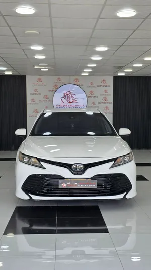 تويوتا كامري LE موديل 2022 للاستخدام اليومي، معروفة باعتماديتها