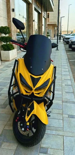 دباب nmax ما يشكي اي شى اخو الجديد سليم و عليه تعديلات في الشكل و الموصفات و الكنترولر دباب ممتاز