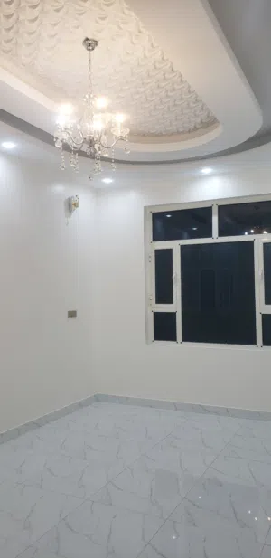 يوجد لدينا شقه لوكس أربع غرف وحمامين في حدة