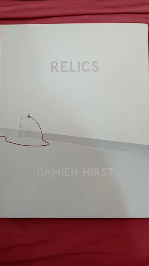 كتاب فني Relics-Damien Hirst مستعمل مع وجود شخبطه في الصفحة الأولى قبل بداية صفحات الكتاب الأساسية.