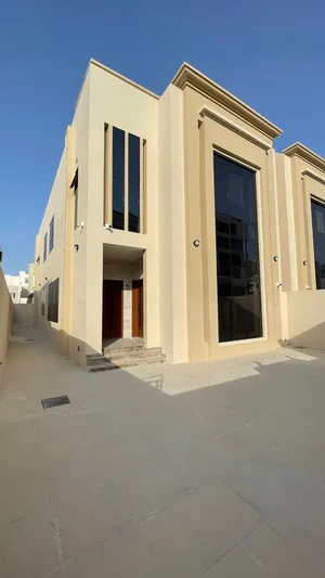 توين فيلا في الخوض السادسة بموقع مميز (مقابل الخط التجاري)