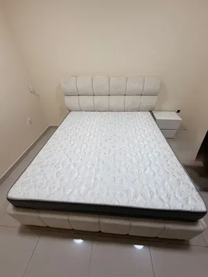 تخت 200×180 مستعمل شهر ونصف فقط  مع ماتريس مريح جدا شبه الجديد  950 درهم