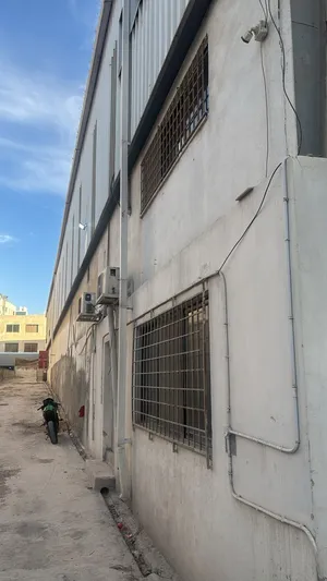 أرض صناعات خفيفة في المقابلين - مع هنجر بمساحة كبيرة يصلح لكل الانشطة