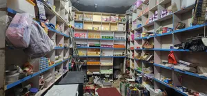 للبيع: بقالة متكاملة بجميع محتوياتها والبضاعة (ثلاجات حديثة، كاميرات، زجاج، تخشيبة وكافة التجهيزات،