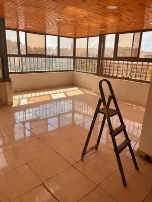 شقه كبيره روف للايجار, شارع الجامعه الاردنيه ,شارع الاخشبين عماره المهند،نفس البناء سوبرماركت النسيم