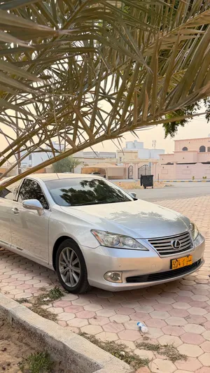 سيارة لكزس ES 350 موديل 2010 مع مواصفات أمريكية وداخل بيج بحالة ممتازة