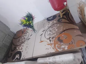 طاولة طعام نضيفة تتكبر وتصغر مع أربع كراسي مثل ما موضح بل صورة اشتريته هيج اريده ب65