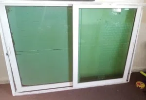 شباك مستعمل نظيف متر ونص بمتر الموقع الزرقاء 30 دينار شباك نظيف ولاشي فيه يوجد خدمه توصيل