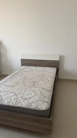 سرير شخص ونص للبيع مع الدوشج