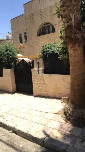 أرض سكني للبيع في المدينة الرياضية - مقام عليها بناء قديم