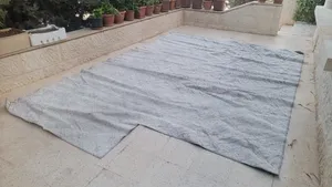 موكيتة مرتبة و نظيفة مع ممر صغير