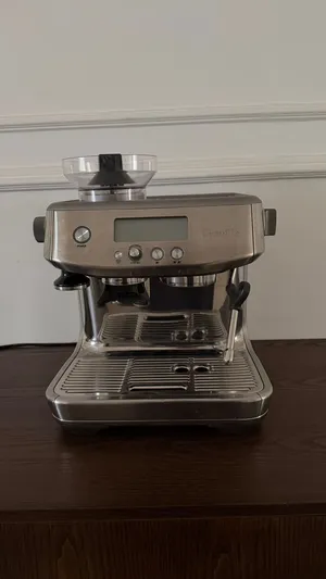 مكينة قهوة Breville بحالة ممتازة، تم عمل صيانة شاملة في خيشة بون وتعمل بكفاءة عالية وجاهزة للاستخدام