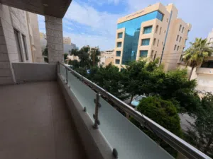شقة طابقية مفروشة للايجار في أم السماق - قرب دوار الكيلو مساحة 230 متر مربع