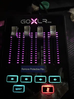 مايك شور MV7+ المطور مع مكسر GOXLR MINI للبيع المستعجل قابل للتفاوض