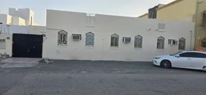 للبيع منزل شعبي ف الخوض الجناح الأسود قريب من جامع السلطان قابوس والمدارس الحكوميه