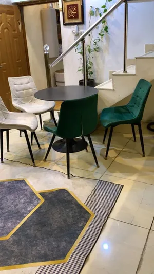 طاولة طعام دائرية + 4 كراسي للبيع