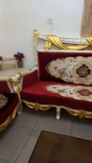 طقم كنب فخم أحمر وطاولتين رخام بحالة ممتازة