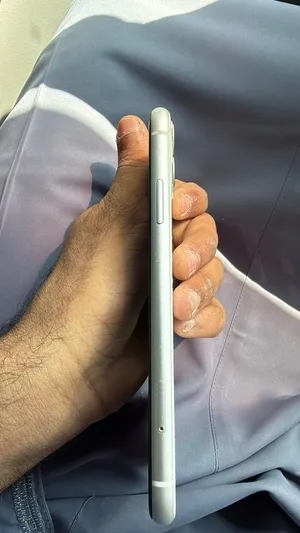 Apple iPhone 11 128 GB in Al Dhahirah