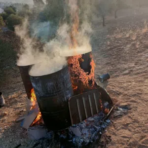 عزل الاسطح بالزفتة الساخنة والرولات وجميع انواع العزل وصيانة الشوارع وخلط اسفلت عزل ابو علي تزفيت