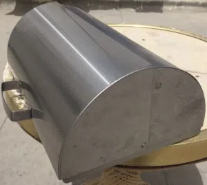 حافظة خبز   من الاستانلس نظيفة  Clean stainless steel bread container