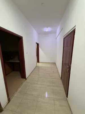 شقة للايجار في الموالح قريب مركز صحي ومسجد الفاروق شامل كهرباء ومياه واي فاي في الروف البنتاهوس