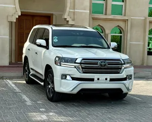 تويوتا لاندكروزر VXR 8 سلندر 5.7 لتر خليجي موديل 2017 مفتاحين الوكالة جير اوتوماتيك فل ابشن
