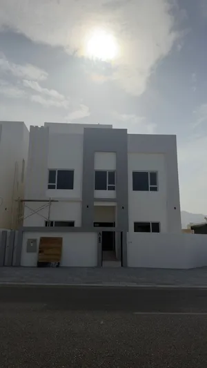للبيع ثلاث فلل راقيه فالعامرات مربع 12