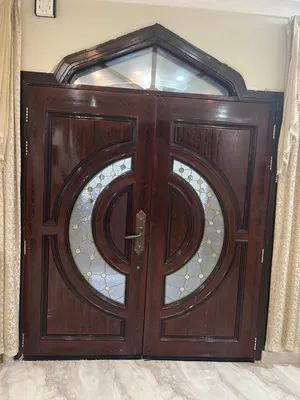 باب لمدخل البيت أو مدخل صالة البيت من الخشب الأصلي الثقيل