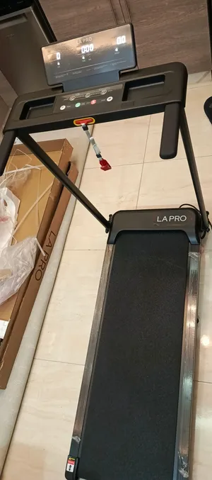 جهاز تريد ميل مع شاشه علويه ونظام سيفتي للمستخدم قابل للطي بسهوله