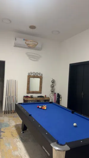 طاوله للبيع مع الكور ب 1400 قابل