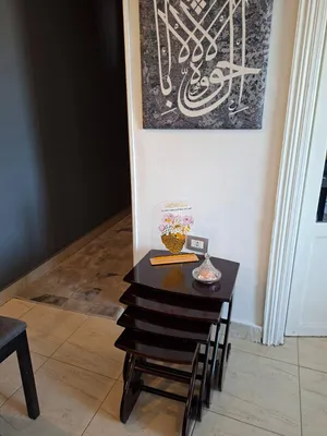 4 طاولات بمقاسات متنوعة بحالة جيدة جدا