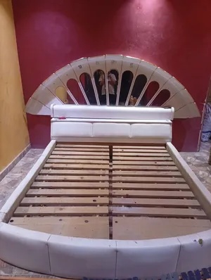 سرير غرفة نوم مع تسريحه