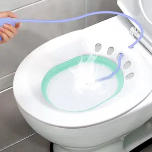 مغطس طبي (Sitz Bath) قابل للطي مصمم ليوضع فوق مقعد المرحاض ويستخدم لعدة استعمالات