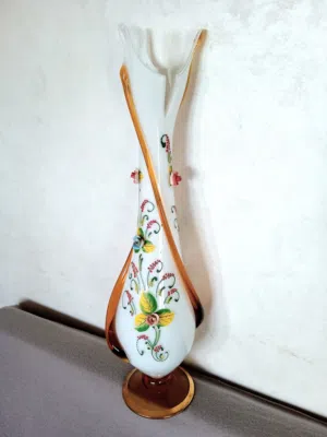 مزهرية أنتيك من زجاج الأوبالين (Opaline) الايطالي الأصلي المنفوخ و المنقوش يدويا للديكور