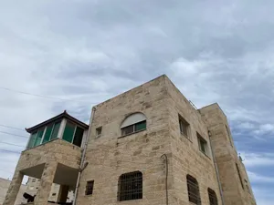 شقة طابقية بمدخلين في السلط اسكان المهندسين موقع ممتاز على شارعين اربع واجهات حجر سكني أ