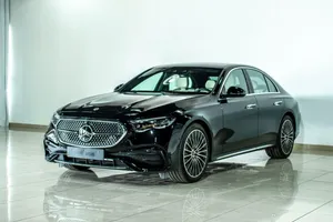 مرسيدس-بنز الفئة-E (W214) باللون الأسود، ويبدو أنها من أحدث الأجيال (موديلات 2024–2026) للبيع