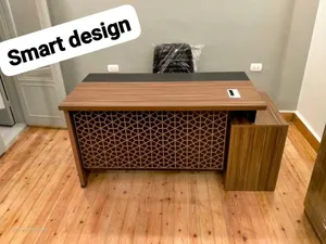 مكتب مودرن أنيق، بتصميم خشبي مميز ووحدة جانبية عملية للتخزين.
