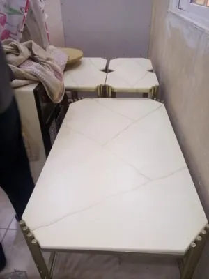 طاولات وحده كبيره واربعه اصغار شبه جداد اشتريتهم 100دينار بدي ابيعهم 50 الطاولات جداد خدش ما فيهم