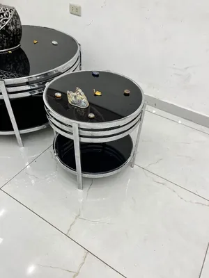 طقم طاولات مودرن فاخر  طقم مميز يتكوّن من طاولة وسط وطاولتين جانبيتين، بتصميم دائري أنييق
