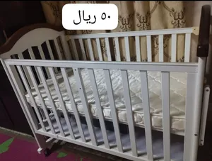 اغراض الأطفال مستخدمه شي بسيط جدا