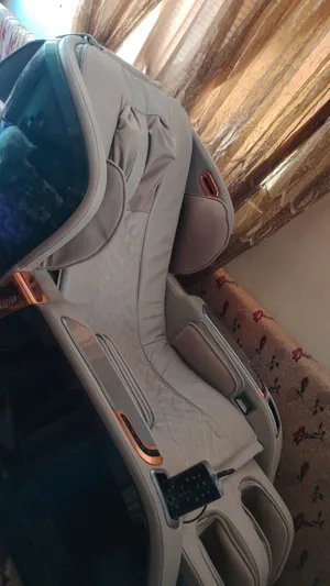 الكرسي شبه جديد استعمال بسيط
