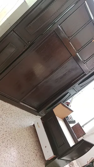 خزانة وتخت وتواليت وكوميدينتين يعني غرفة نوم وغسالة فل فيها صدى وطاولة سفره وسجادتين وتخت بيبي