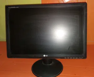 للبيع شاشة ماركة LG Flatiron W1934S الحجم  مستعمله نظيفه غير داخلة تصليح معها كيبلاتها