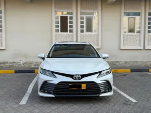 Used 2022 Toyota Camry SE Sedan GCC Specs with Sunroof and Advanced Technology