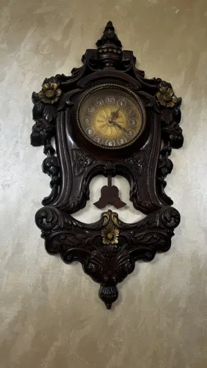 ساعة وباب فاصل بسعر مغررري
