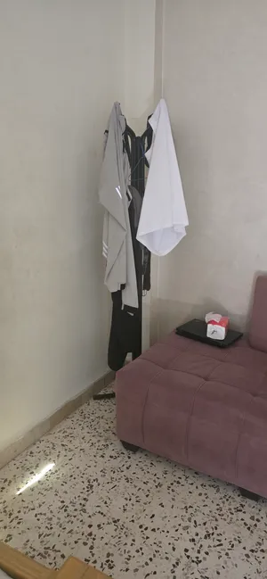 تخت حديد طابقين مع تخت خشب مع العلاقه مع خزانه مع كنباي بحاله ممتازه جدا