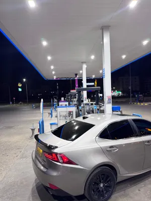لكزس IS 200t للبيع مستعجل فيه حادث بسيط وسعره حرق