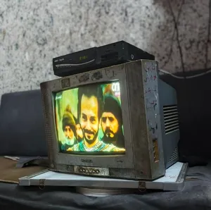 تلفزيون القديم كلش حلو ومرتب بس بيه وسخ  بمسحه يروح